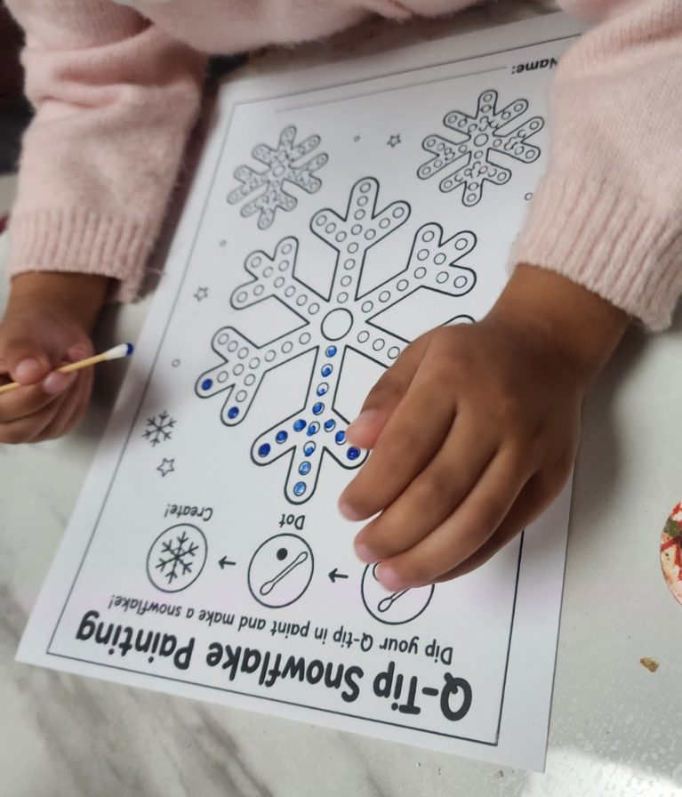 Q-tip snowflake painting activity for Kids